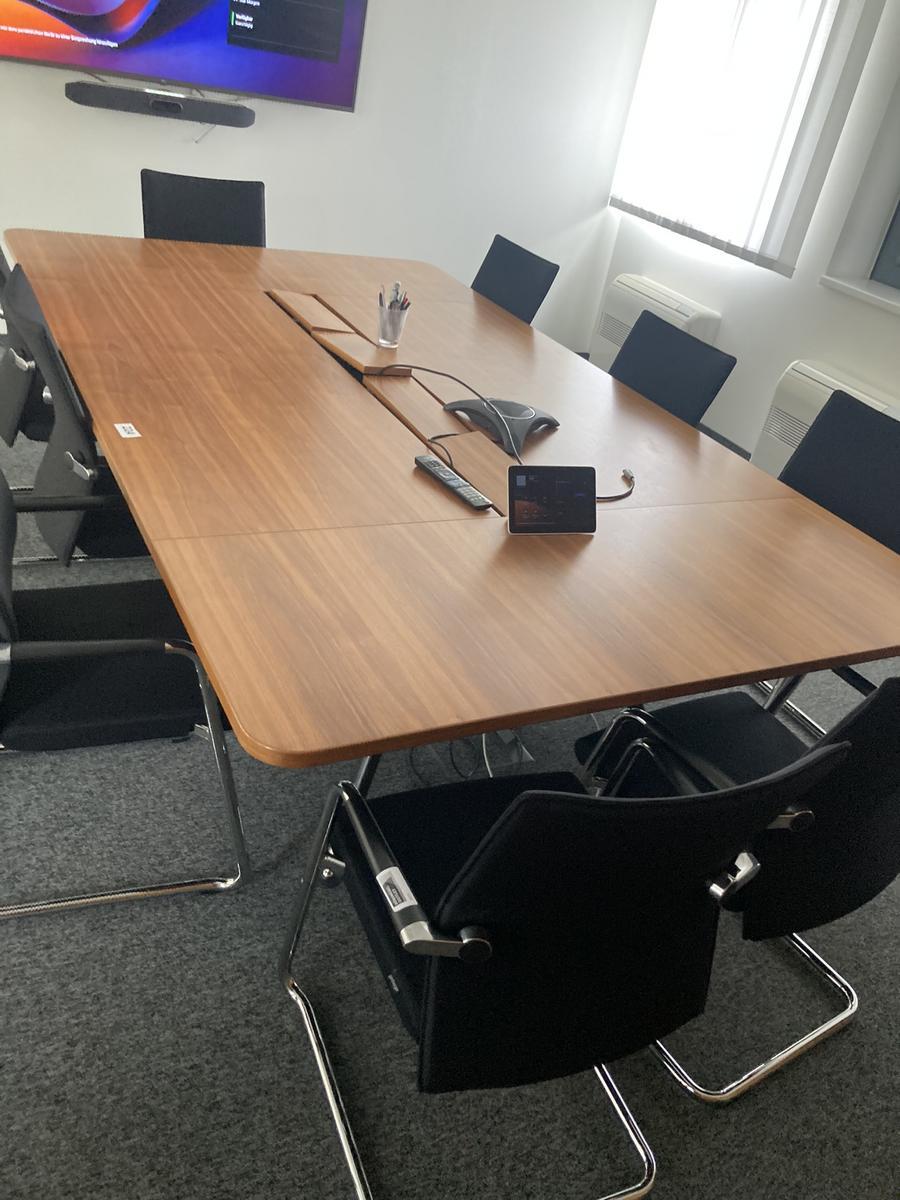 Konferenztisch, Maße ca. L 280 x 160 cm inkl EDV-Konsolen mit 9 Stk. Freischwinger-Stühlen Fabrikat Birsberger
